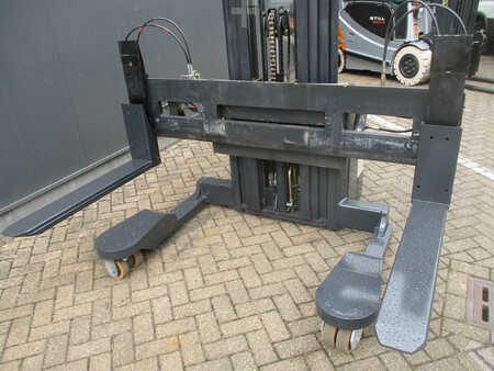 Pallet Stackers 2007  Crown WS2300-1.8TT-4W-4415 (11)