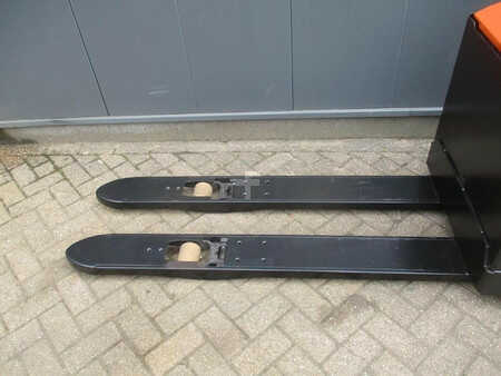 Electric Pallet Trucks 2011  BT LWE 180 (6)