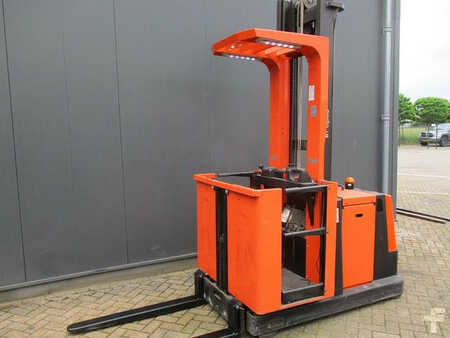 Vertical order pickers 2013  BT OME 100M (4)