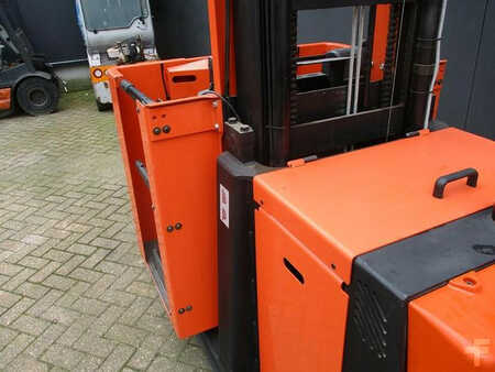 Vertical order pickers 2013  BT OME 100M (7)