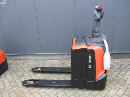 Niederhubwagen 2020  Toyota LPE200 (1)