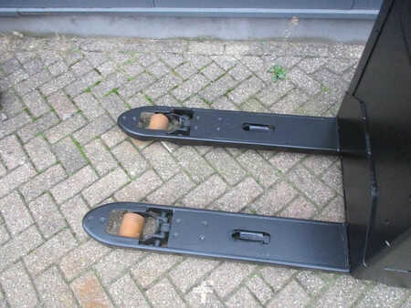 Niederhubwagen 2020  Toyota LPE200 (8)