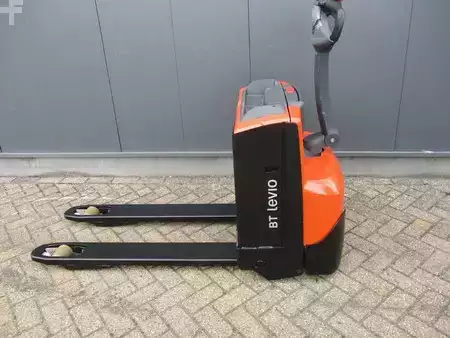 Porta-paletes elétrico 2022  Toyota LWE160 (1)