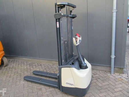 Stacker pedestre 2005  Crown WF 3000-1.0 TL (1)