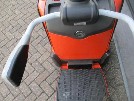 Electric Pallet Trucks 2015  BT LPE200 (5)
