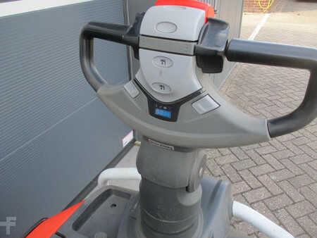 Electric Pallet Trucks 2015  BT LPE200 (7)