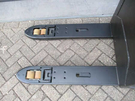 Electric Pallet Trucks 2015  BT LPE200 (9)