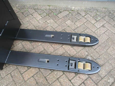 Electric Pallet Trucks 2017 BT LPE 200 (4)