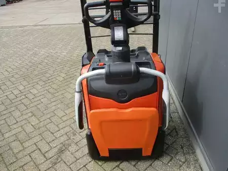 Elektromos emelőkocsik 2017  Toyota LPE200 (1)