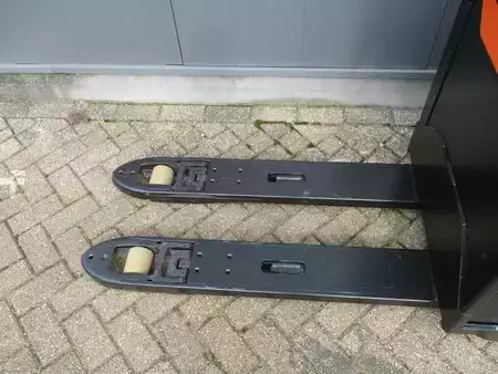 Elektromos emelőkocsik 2017  Toyota LPE200 (3)