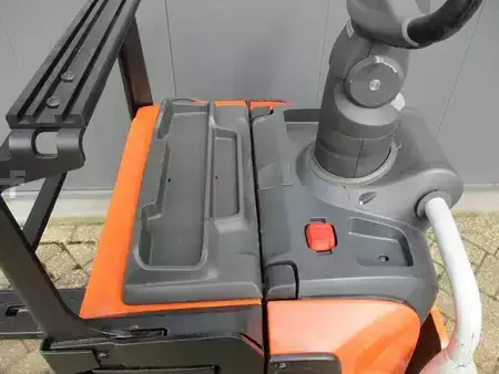 Elektromos emelőkocsik 2017  Toyota LPE200 (4)