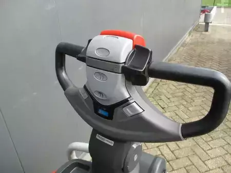 Elektromos emelőkocsik 2017  Toyota LPE200 (7)