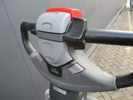 Porta-paletes elétrico 2019  Toyota LPE200 (8)