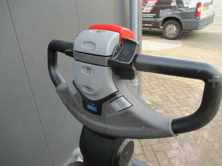 Transpallet elettrici 2017  Toyota LPE200 (7)