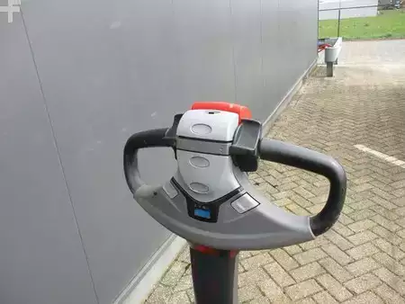 Transpaleta eléctrica 2019  Toyota LWE160 (8)