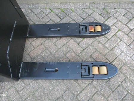 Transpallet elettrici 2020  Toyota LPE250 (6)