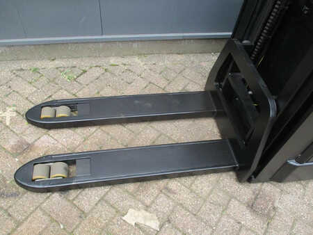 Pallet Stackers 2011  BT SPE125 (10)