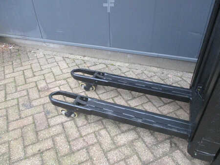 Pallet Stackers 2018  Toyota SPE200L (9)