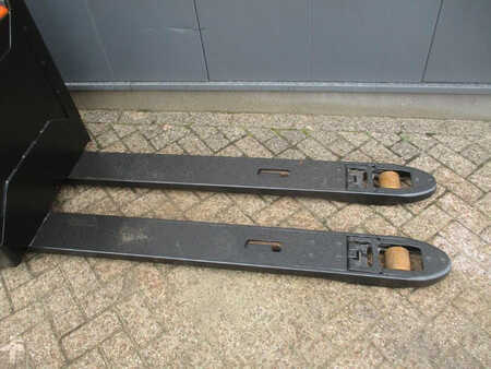 Electric Pallet Trucks 2015  BT LPE200 (3)