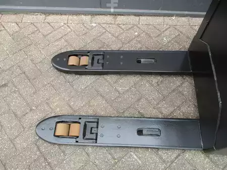 Transpallet elettrici 2018  Toyota LPE250 (9)