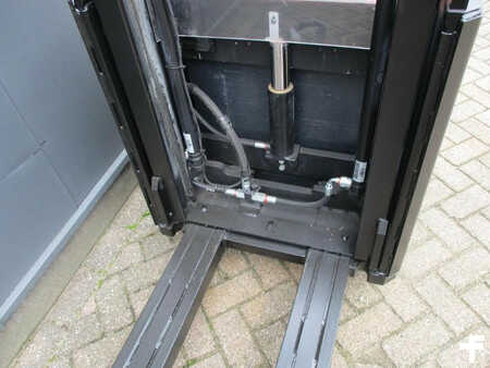 Pallet Stackers 2016  BT SPE200D (13)