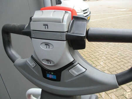 Pallet Stackers 2016  BT SPE200D (5)