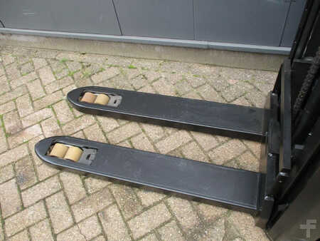 Pallet Stackers 2016  BT SPE200D (8)