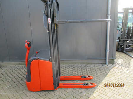 Stacker pedestre 2012  BT L 14i (10)