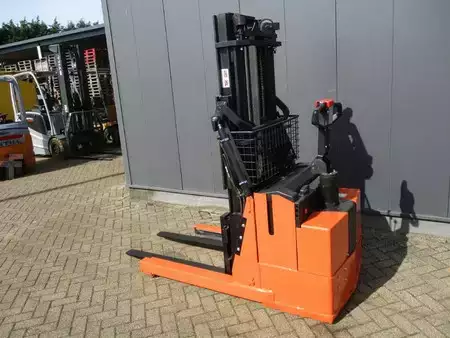 Pinontavaunu 2011  Toyota RWE120 (3)