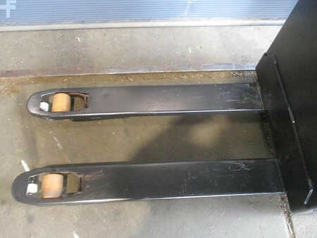 Niederhubwagen 2011  BT LWE 160 (4)