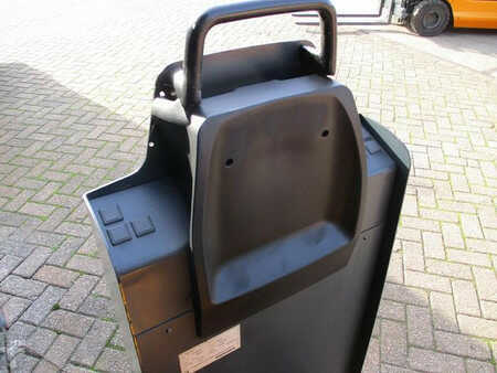 Chariots tracteurs 2010  Jungheinrich EZS 130 (10)