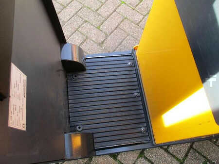 Chariots tracteurs 2010  Jungheinrich EZS 130 (9)