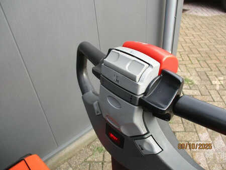 Wózek wysokiego podnoszenia 2015  BT SWE140 (4)