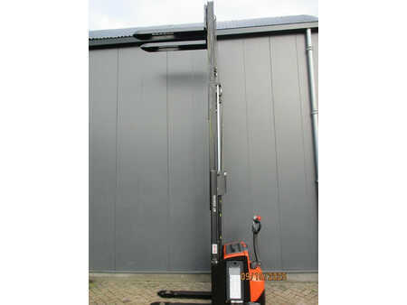 Wózek wysokiego podnoszenia 2015  BT SWE140 (7)