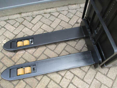 Hochhubwagen 2014  BT SWE 080L (7)