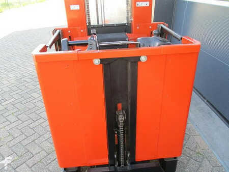 Vertical order pickers 2009  BT OME 100M (3)