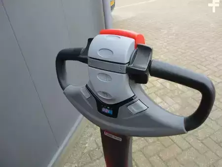 Transpaleta eléctrica 2022  Toyota LWE160 (7)