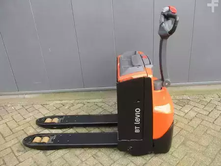 Porta-paletes elétrico 2019  Toyota LWE180 (1)