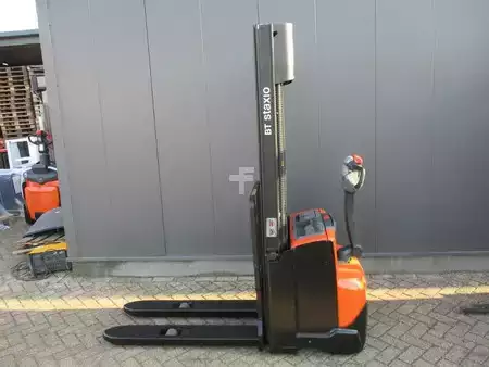 Apilador eléctrico 2012  BT SWE120 (1)
