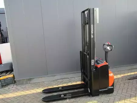 Apilador eléctrico 2012  BT SWE120 (2)