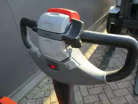 Apilador eléctrico 2012  BT SWE120 (4)
