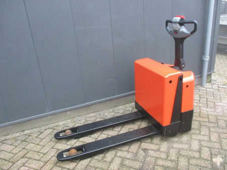 Lavtløftende truck 2007  BT LWE180 (2)