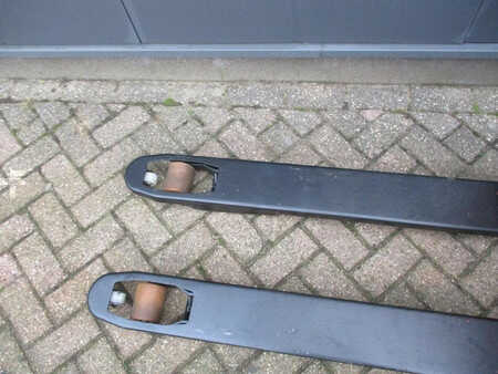 Lavtløftende truck 2007  BT LWE180 (4)