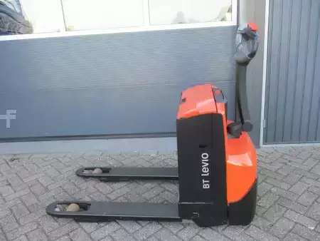 Porta-paletes elétrico 2016  BT LWE160 (1)