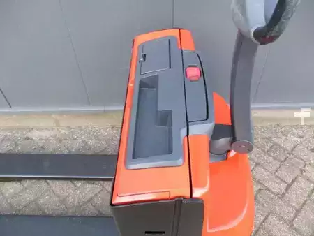 Transpaleta eléctrica 2020  Toyota LWE160 (5)