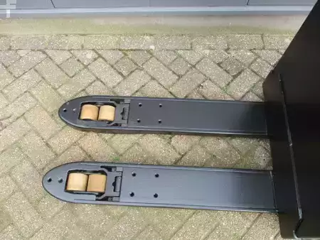 Porta-paletes elétrico 2019  Toyota LWE180 (6)