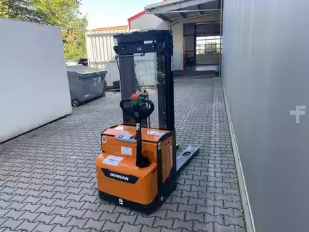 Stapelaars 2021  Doosan BSL14S-7 (2)