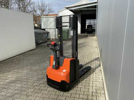 Pallet Stackers 2015  BT SWE 140L (2)