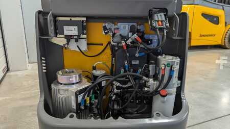 Horizontal-Kommissionierer  Jungheinrich ECE 225 HP (5)