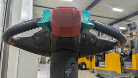 Transpalettes éléctriques 2019  Jungheinrich ERE 120 feste Standplattform (7)